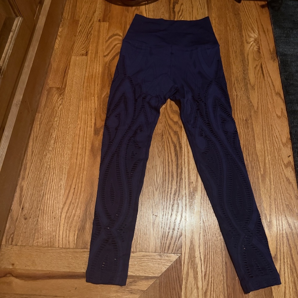 NWT - Avocado leggings size- L